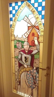 Questa è la vetrata che raffigura il Don Chisciotte con lo sfondo di Atri