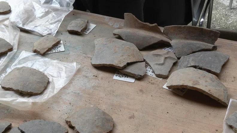 Per un pugno di cocci: quando il bello non parla il brutto&nbsp;racconta.